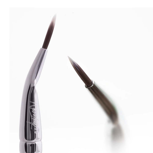 Brocha Delineadora de Precisión - Precise Bent Eyeliner Onyx Black